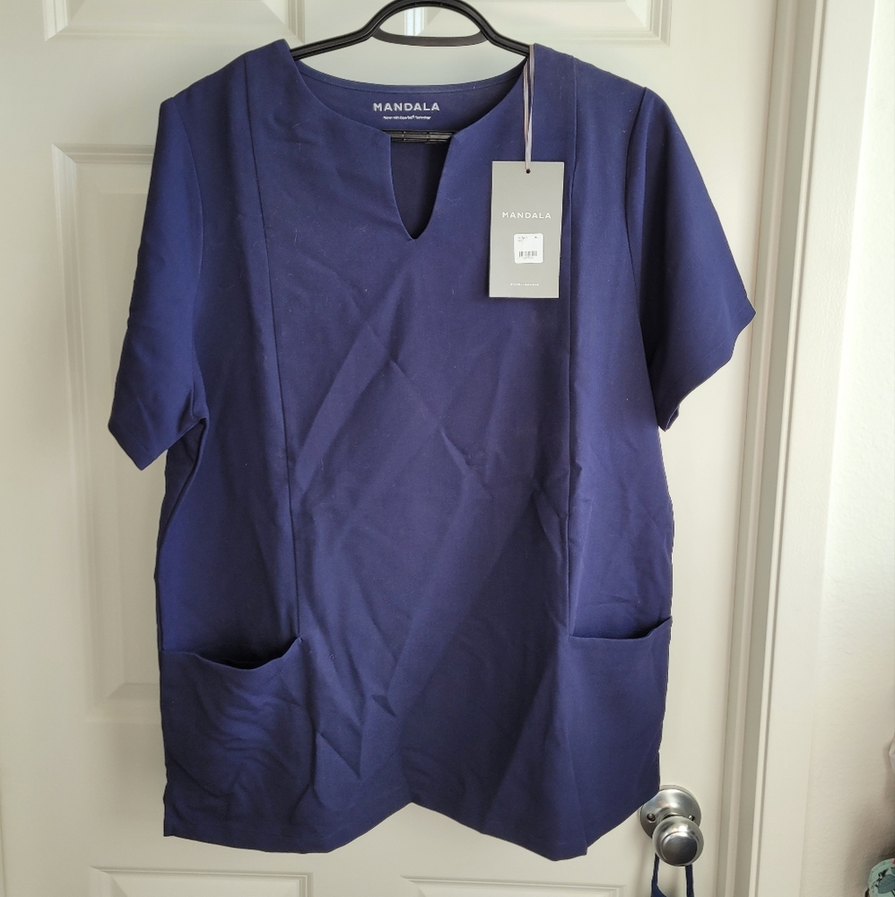 BNWT Mandala notch neck scrub top navy XL